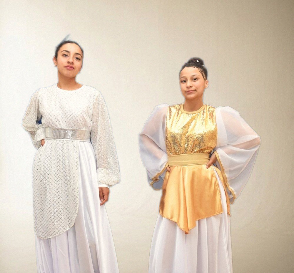 Dos bailarinas con vestidos de Atelier Gaby sobre fondo azul