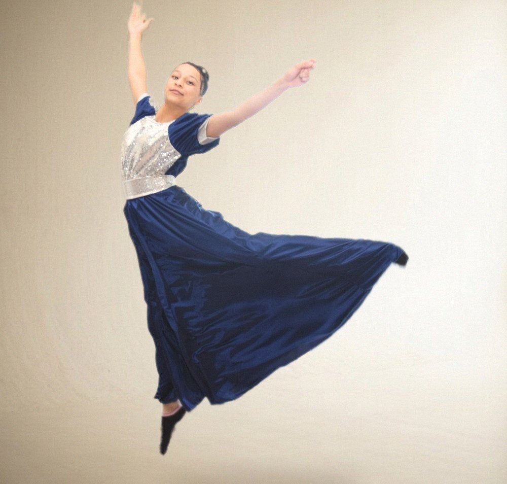 Bailarina en salto con vestido marino