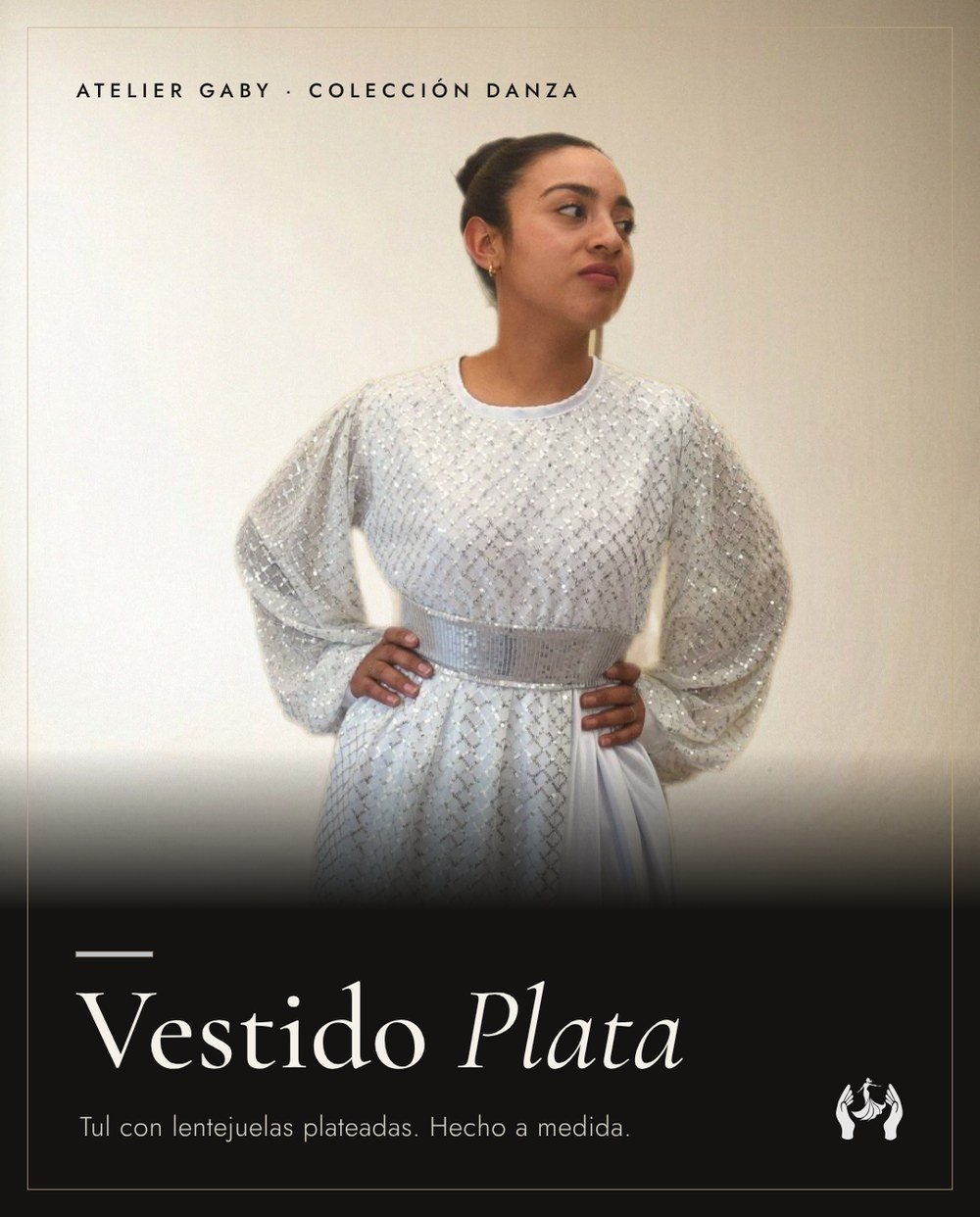 El vestido Plata terminado, con fondo de estudio