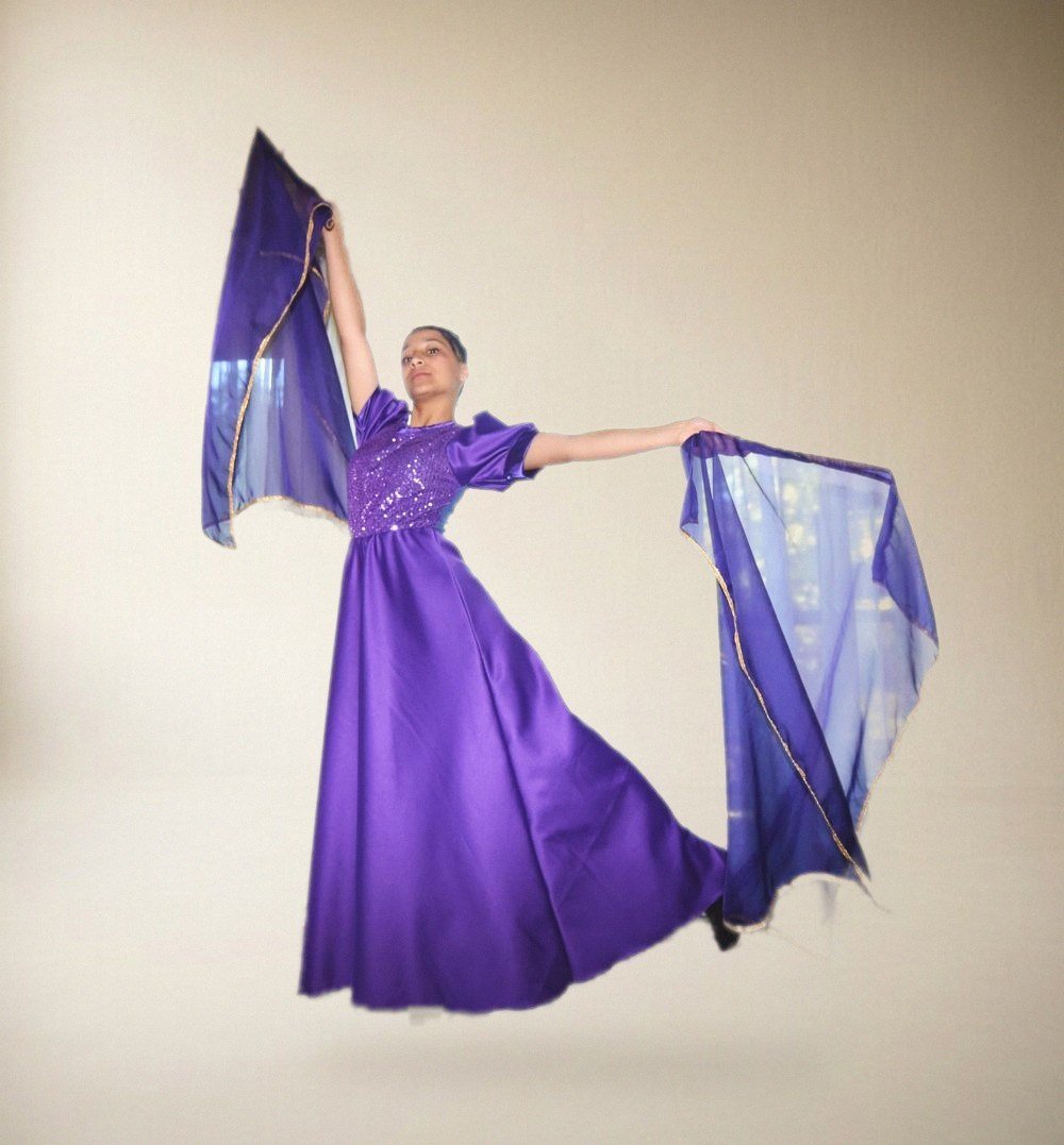 Vestido violeta de satén con corpiño de lentejuelas y dos pañuelos de gasa